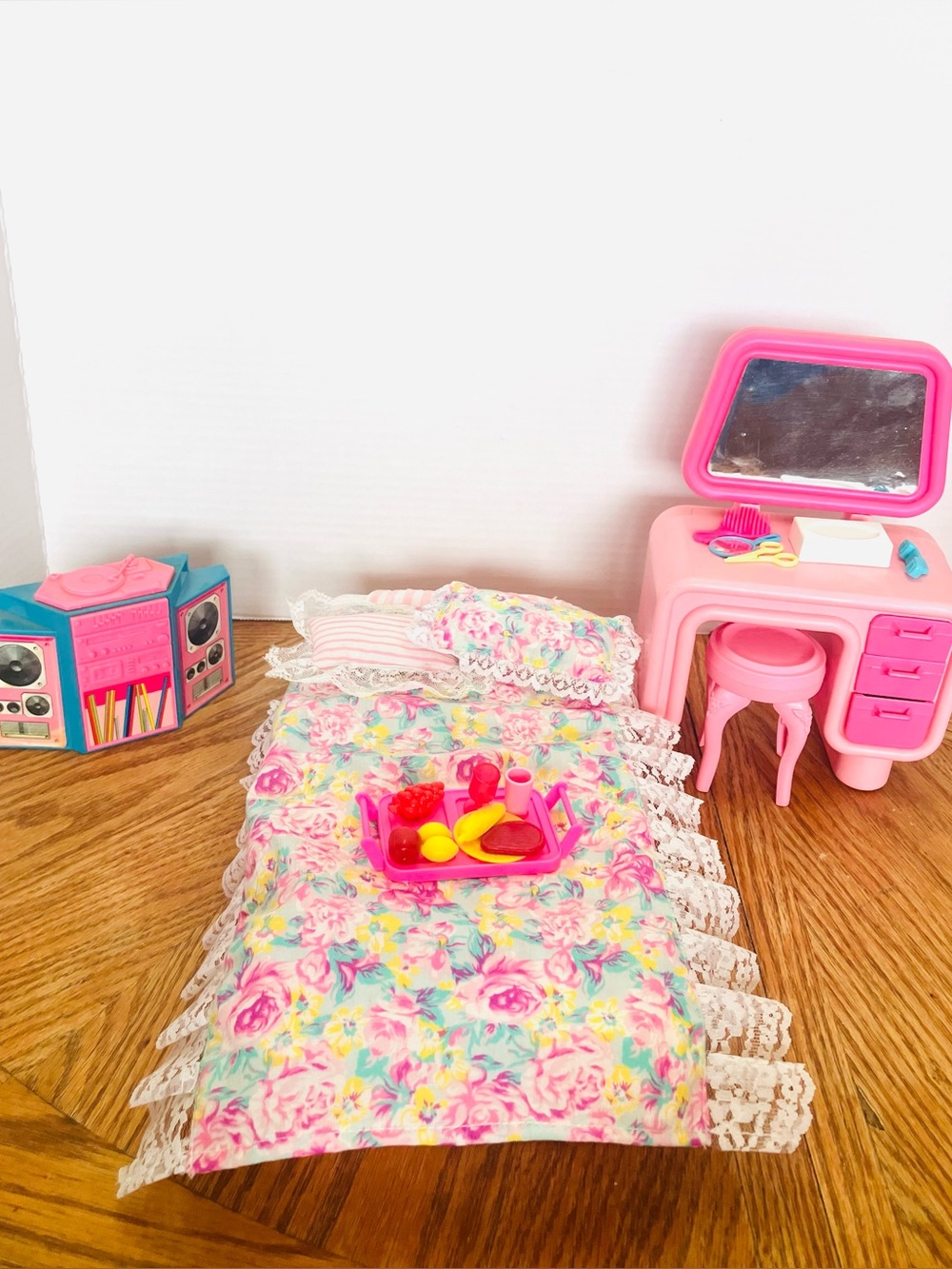 Barbie 1992 Storage Bed With Comforter/Pillows & Some Bedroom Accessories Read